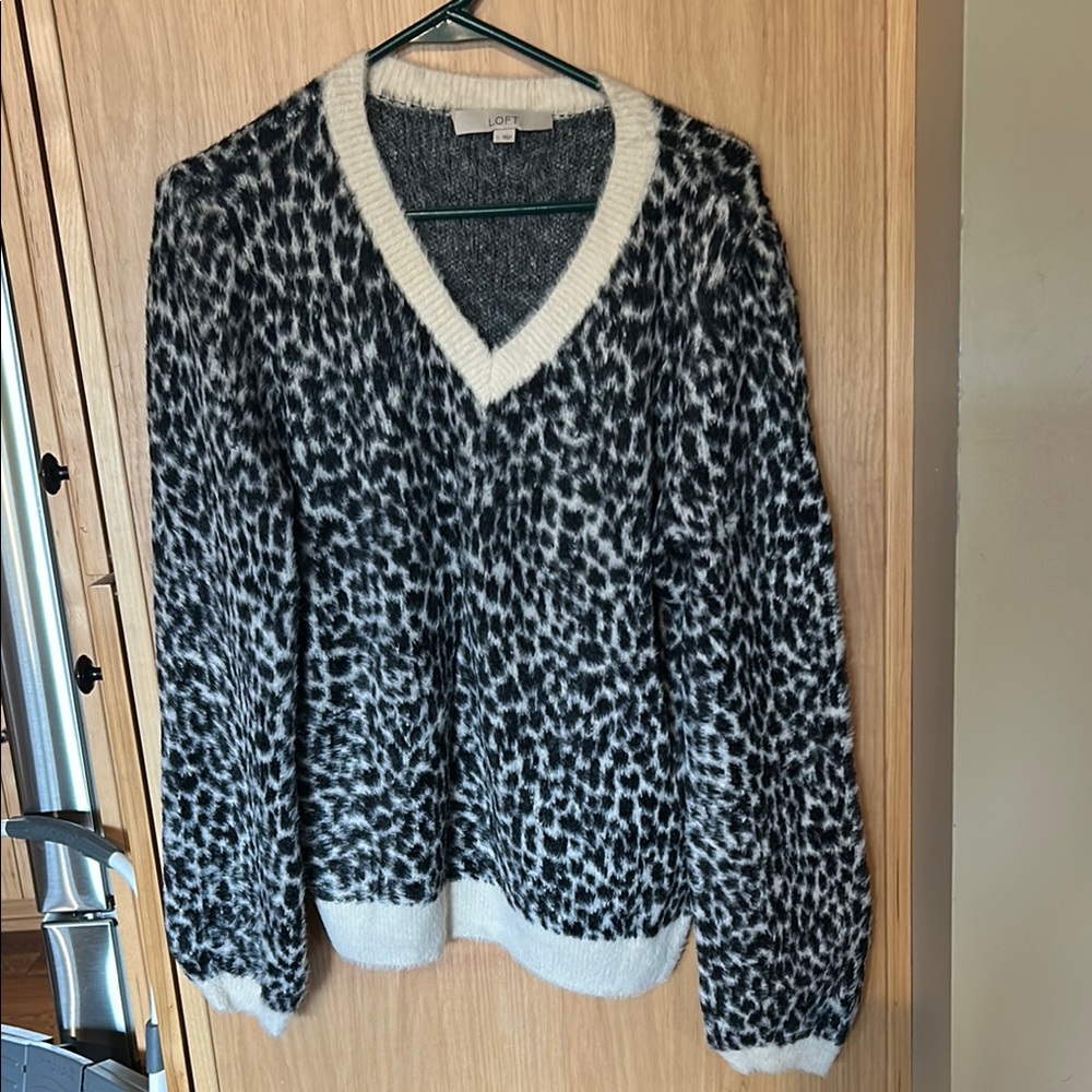 Loft Women's Black and White Sweater